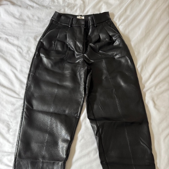 Aritzia Vegan Leather Carrot Pants in Black Size 0 - Picture 1 of 3